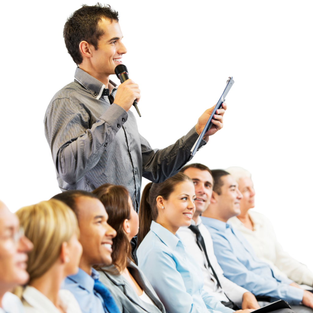 homme-debout-parle-au-microphone